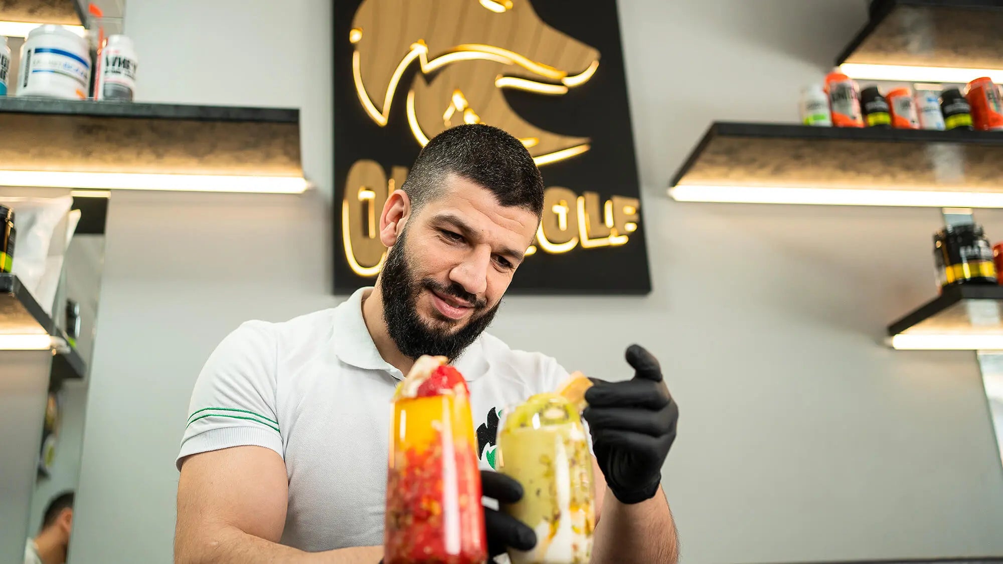 Alaa Aude, fondateur de Old Wolf, préparant de savoureux cocktails