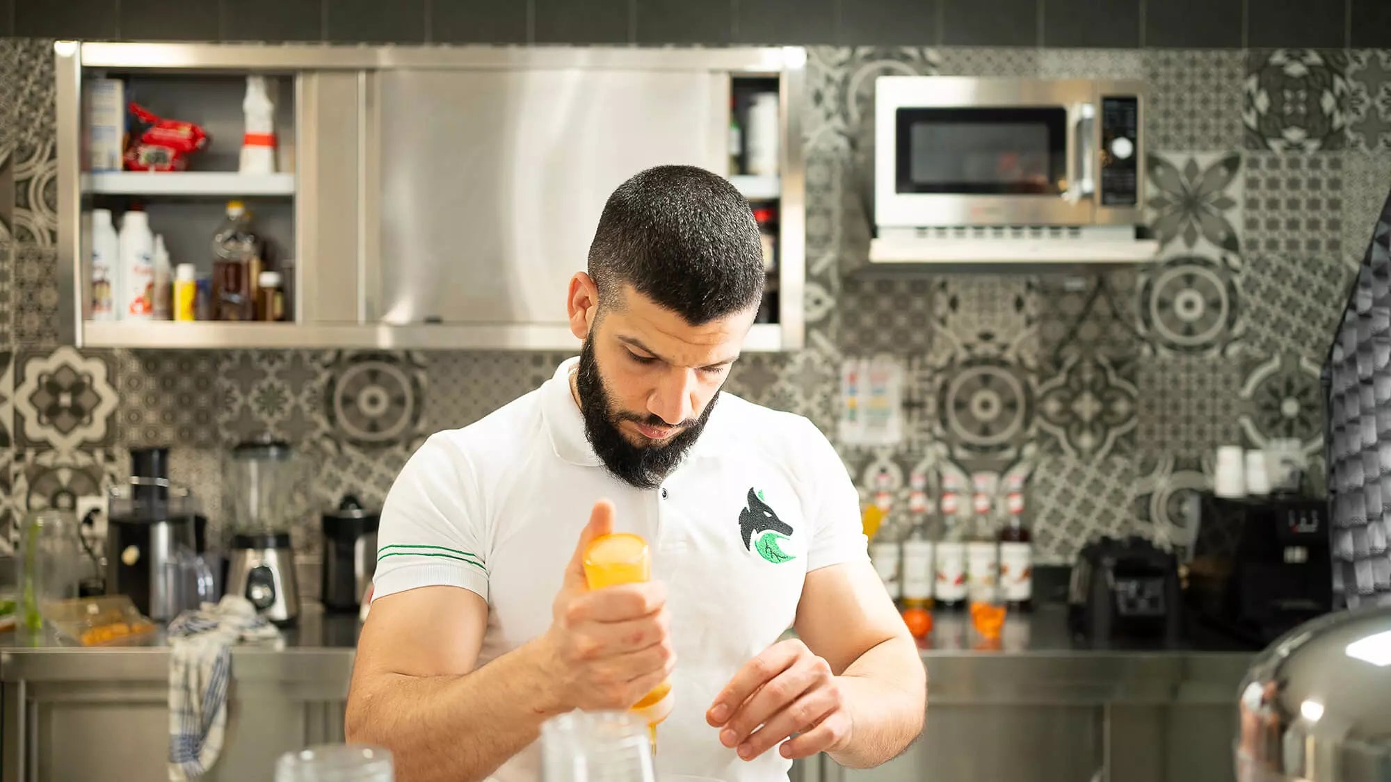 gerant-qui-prépare-un-cocktail